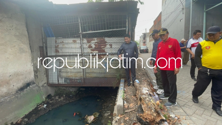 SIDAK - Plt Bupati Sidoarjo, Subandi sidak bangunan liar di sempadan Sungai Buntung di Desa Ngingas, Kecamatan Waru, Sidoarjo sekaligus sidak TPST di kampung logam itu, Minggu (30/06/2024).