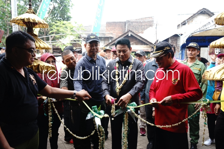 RESMIKAN - Plt Bupati Sidoarjo, Subandi meresmikan Poskesdes Ngingas, Kecamatan Waru sekaligus sosialisasi pembayaran Pajak Bumi dan Bangunan (PBB) usai acara jalan sehat dan senam bersama, Minggu (30/06/2024).