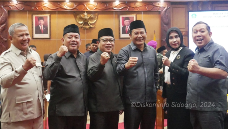 PARIPURNA - Plt Bupati Sidoarjo, Subandi memaparkan sejumlah rencana besar pembangunan Kabupaten Sidoarjo dalam jangka panjang dalam Sidang Paripurna DPRD Sidoarjo, Minggu (30/06/2024).