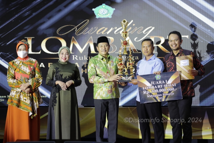 PENGHARGAAN - Plt Bupati Sidoarjo, Subandi menyerahkan penghargaan bagi 5 RT yang menjadi juara lomba RT se Kabupaten Sidoarjo, Minggu (30/06/2024) malam.