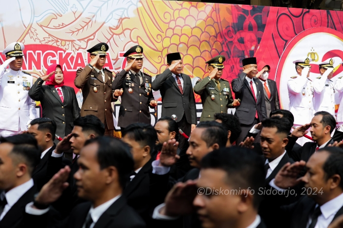 UCAPAN - Plt Bupati Sidoarjo, Subandi bersama Kapolresta Sidoarjo Kombes Pol Christian Tobing seusai upacara peringatan Hari Ulang Tahun (HUT) ke 78 Bhayangkara Tahun 2024 di Alun-Alun Sidoarjo, Senin (01/07/2024).