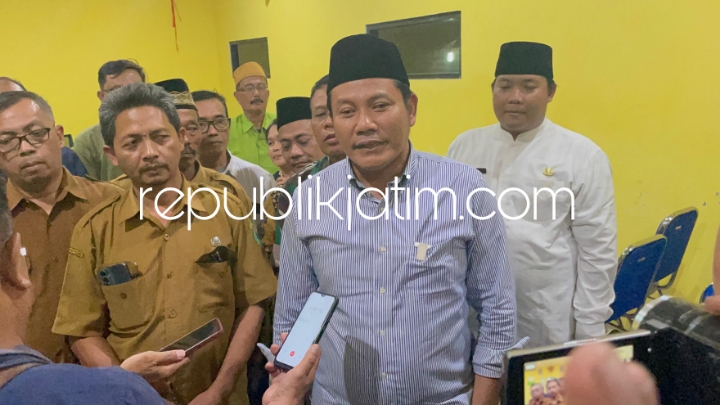DIALOG - Plt Bupati Sidoarjo, Subandi berdialog dengan perwakilan Kades, perangkat dan tokoh masyarakat Kecamatan Tarik soal adanya isu larangan pelarangan tempat ibadah, Minggu (01/07/2024) sore.
