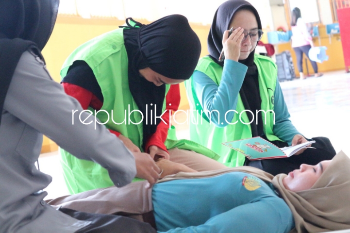 PELATIHAN - Kanwil Kemenkumham Jatim memberikan pelatihan keterampilan kader kesehatan kepada warga binaan pemasyarakatan di Rutan Perempuan IIA Surabaya di Desa Kebonagung, Kecamatan Porong, Sidoarjo, Selasa (02/07/2024).