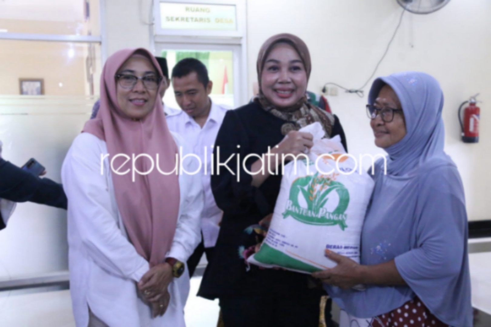 BAGIKAN BERAS - Plt Ketua Tim Penggerak (TP) PKK Sidoarjo, dr Sriatun Subandi terlihat sangat nyaman berada diantara warga desa-desa di Kecamatan Krian saat pembagian beras 10 kilogram, Rabu (03/07/2024).