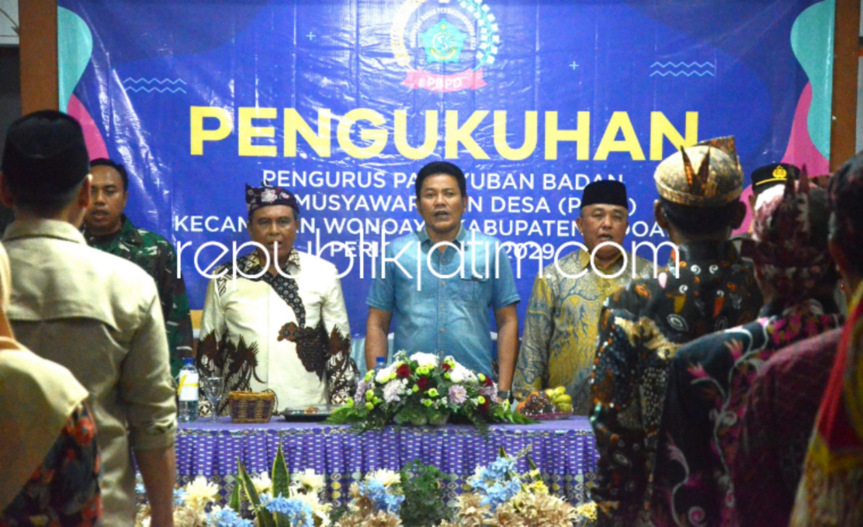 PELANTIKAN - Plt Bupati Sidoarjo, Subandi menghadiri pelantikan BPD terpilih se Kecamatan Wonoayu dan memberikan motivasi dalam membangun desa, Rabu (03/07/2024) malam. 