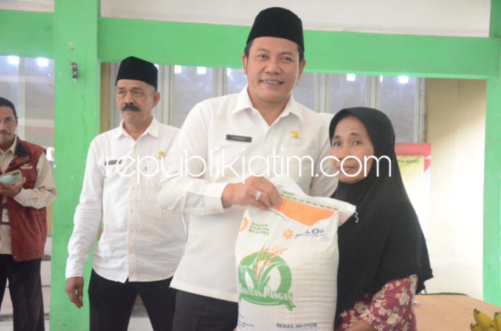 SALURKAN - Plt Bupati Sidoarjo, Subandi menyalurkan bantuan beras 10 kilogram untuk warga 5 desa di Kecamatan Balongbendo, Sidoarjo salah satunya di Balai Desa Kemangsen, Rabu (03/07/2024).