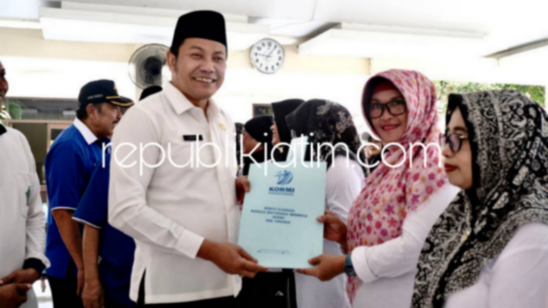 RESMIKAN - Plt Bupati Sidoarjo, Subandi bersama Ketua KORMI Sidoarjo, MG Hadi Sutjipto meresmikan Kampung Olahraga di Kecamatan Sedati, Rabu (03/07/2024).