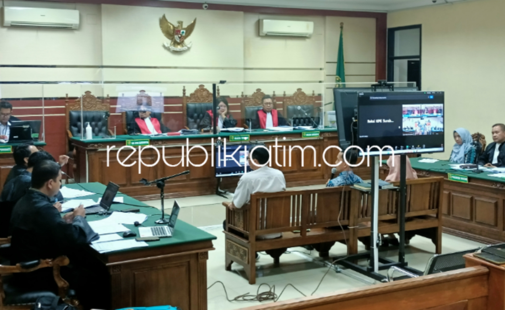 SAKSI - Jaksa Penuntut Umum (JPU) KPK mencecar sejumlah pertanyaan untuk saksi dari tiga pejabat di lingkungan Badan Pelayanan Pajak Daerah (BPPD) Sidoarjo saat sidang pemeriksaan saksi di Pengadilan Tipikor di Juanda, Sidoarjo, Senin (08/07/2024).
