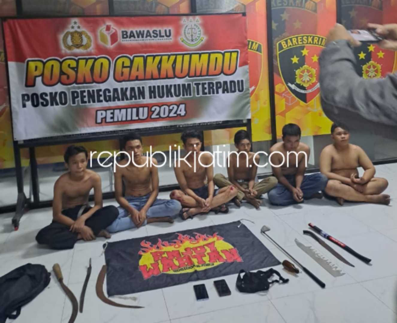 GANGSTER - Para pemuda anggota gangster yang diamankan petugas Polresta Sidoarjo membawa berbagai sajam mulai clurit besar hingga berbagai pedang dengan bermacam-macam ukuran, Senin (08/07/2024) dini hari.