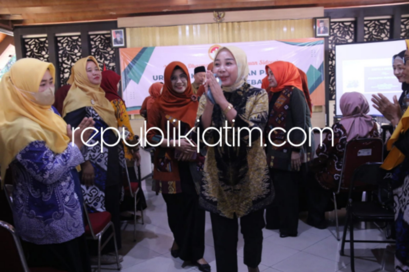 PELATIHAN - Pembina Yayasan Dharma Wanita Persatuan (DWP) Sidoarjo, dr Sriatun membuka Pelatihan ratusan Kasek bertema Urgensi Karakter dan Peran Kepala Sekolah sebagai Pemimpin Perubahan di Pendopo Delta Wibawa, Sidoarjo, Senin (08/07/2024).