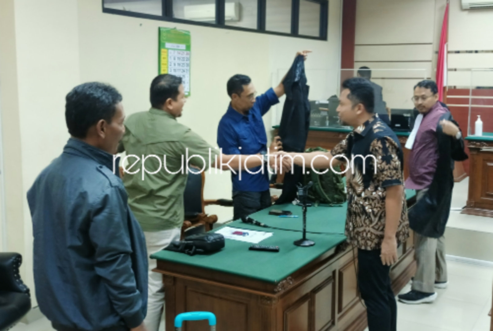 DAKWAAN - Jaksa Penuntut Umum (JPU) Komisi Pemberantasan Korupsi (KPK) membacakan dakwaan kasus dugaan korupsi pemotongan isentif pajak di BPPD Sidoarjo di Pengadilan Tipikor Surabaya di Juanda Sidoarjo, Senin (08/07/2024).