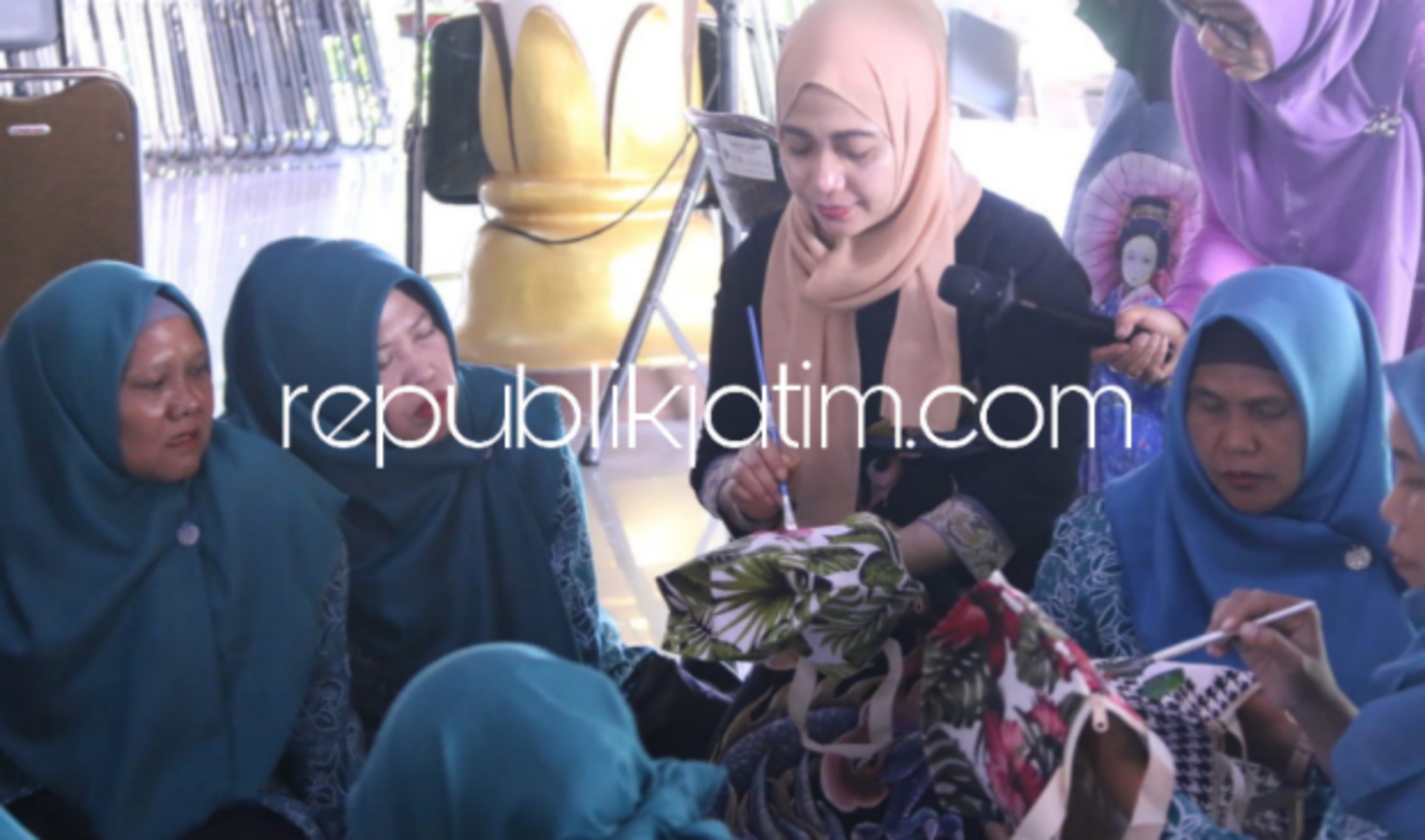 PELATIHAN - Sebanyak 144 peserta terdiri para kader PKK dan perwakilan organisasi wanita di Sidoarjo antusias melukis di atas handbag dengan mentor perajin lukisan dan desainer baju batik, Yan Kurin di Pendopo Delta Wibawa, Selasa (09/07/2024).