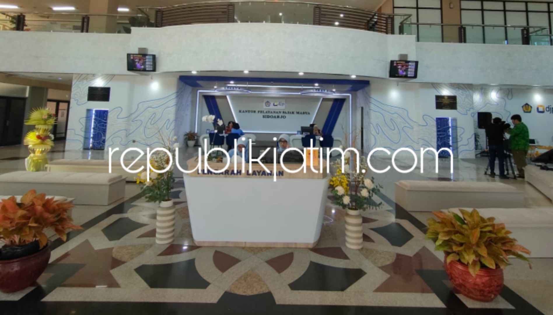 LAYANAN - Kepala Kantor Wilayah Direktorat Jenderal Pajak (DJP) Jawa Timur II, Agustin Vita Avantin meresmikan Tempat Pelayanan Terpadu Kantor Pelayanan Pajak Madya Sidoarjo (KPP Madya Sidoarjo) yang baru selesai direnovasi, Selasa (09/07/2024).