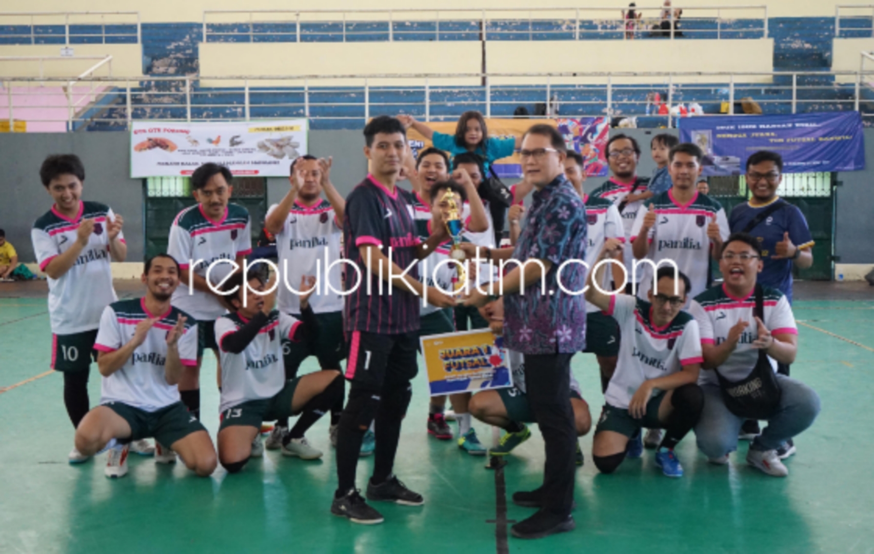 FUTSAL - Pekan Olahraga dan Seni (PORSENI). Cabang Olahraga yang dipertandingkan diantaranya Tenis Meja, Badminton, Bola Volly, Tenis Lapangan dan Futsal digelar Kanwil DJP Jatim II dalam rangka Hari Pajak Nasional, Jumat (12/07/2024).