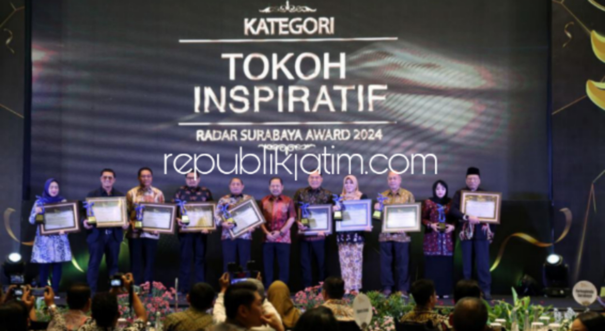 PENGHARGAAN - Bakal Calon Bupati (Bacabup) Sidoarjo, Ir H Sugiono meraih penghargaan Radar Award Kategori Tokoh Inspiratif bersama Bambang Haryo Soekartono (BHS) di di Ball Room Hotel Vasa Jalan HR. Muhammad, Surabaya, Jumat (12/07/2024) malam.