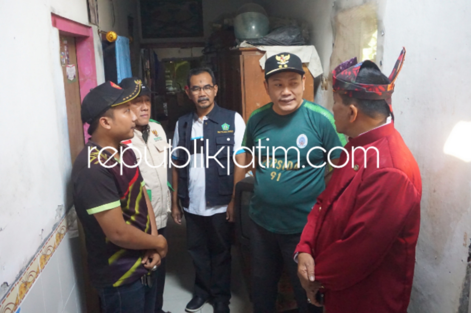 SIDAK - Plt Bupati Sidoarjo, Subandi mengecek dan sidak kondisi rumah warga Tebel Kecamatan Gedangan dan Desa Sidomulyo, Kecamatan Buduran yang bakal diperbaiki melalui program Rumah Tidak Layak Huni (RTLH), Sabtu (13/07/2024) pagi.