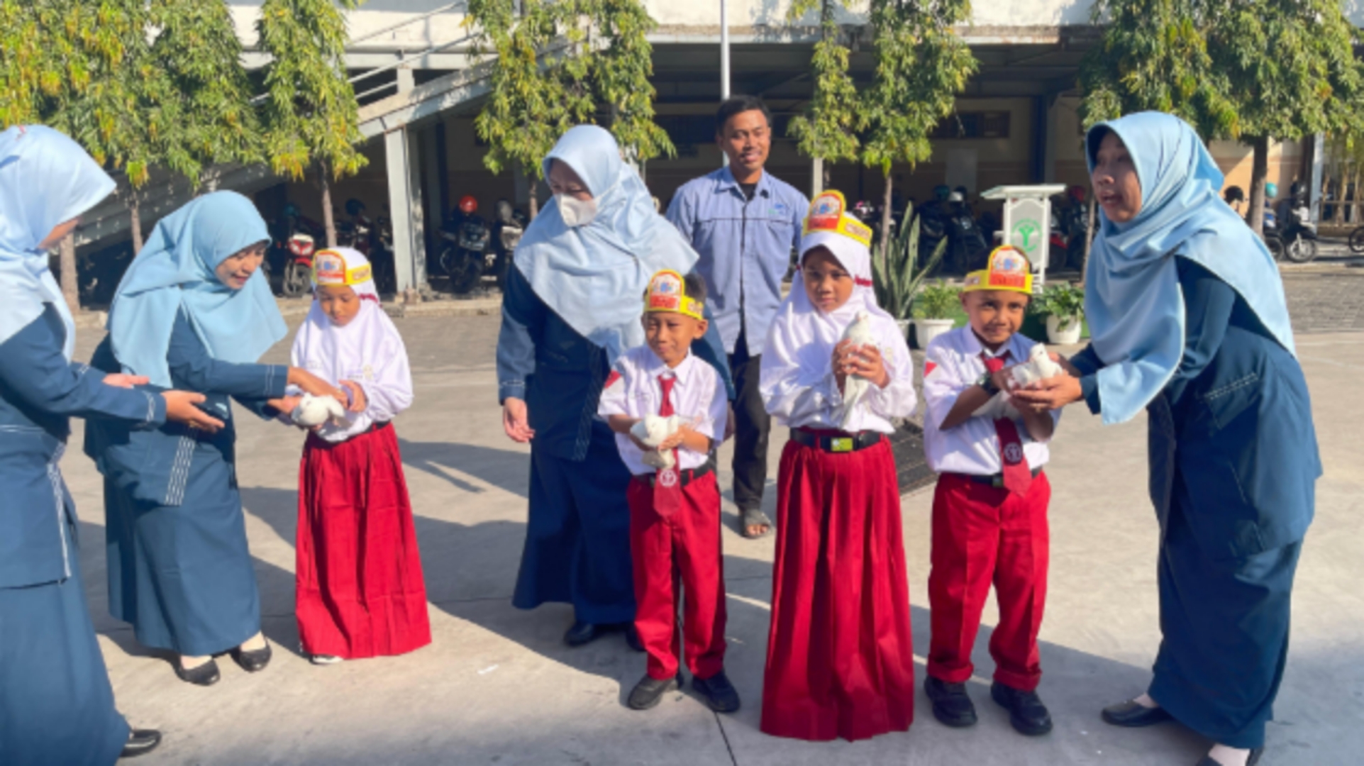 MPLS - Seluruh siswa dan siswi SD Al Muslim Waru, Sidoarjo berkumpul di lapangan outdoor untuk mengikuti pembukaan kegiatan Masa Pengenalan Lingkungan Sekolah (MPLS) sekaligus menyambut kedatangan ratusan siswa baru, Senin (15/07/2024).