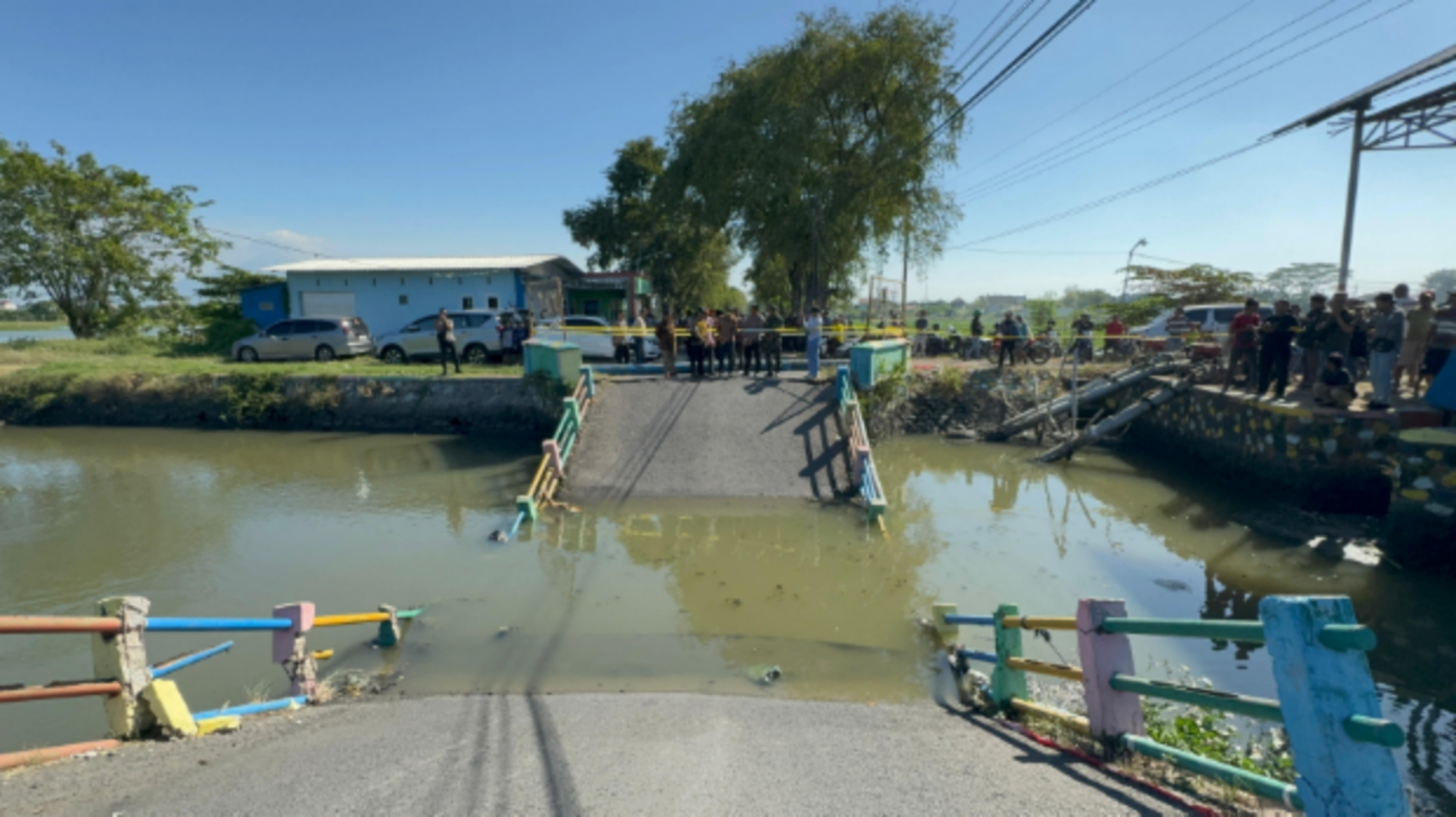 AMBRUK - Jembatan penghubung Desa Kedungpeluk menuju sejumlah desa di Kecamatan Candi, Sidoarjo ambruk usai dilalui kendaraan dump truk pengangkut sirtu, Selasa (16/07/2024).