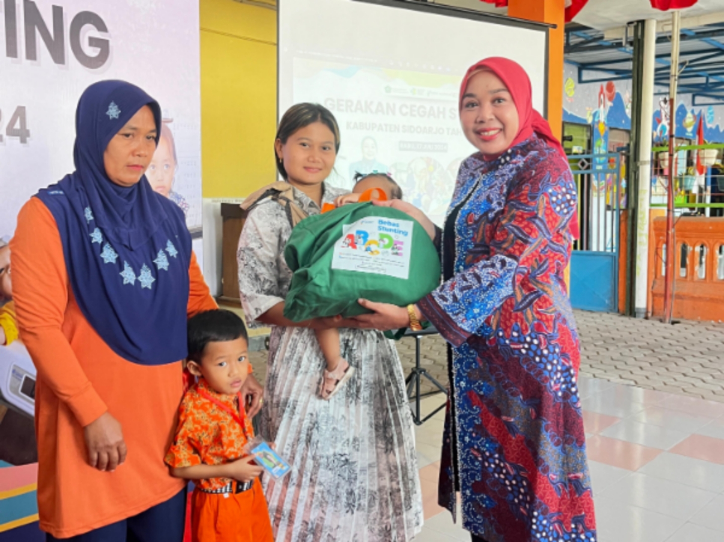STUNTING - Plt Ketua TP PKK Sidoarjo, dr Sriatun Subandi beserta tim dari Dinas Kesehatan (Dinkes), Dinas P3AKB serta instansi terkait lainnya hadir langsung untuk berdialog dengan warga Desa Tambak Kalisogo, Kecamatan Jabon, Sidoarjo, Rabu (17/07/2024).