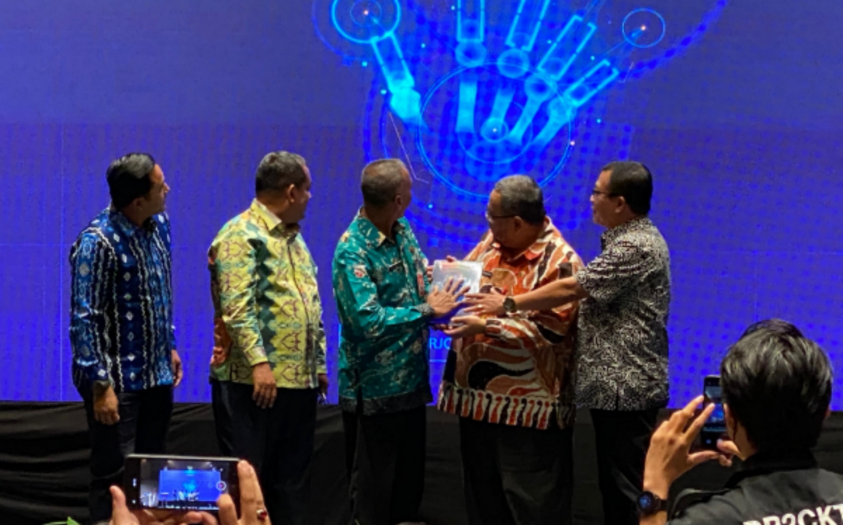 LAUNCHING - Kepala Dinas Perumahan, Permukiman, Cipta Karya dan Tata Ruang (P2CKTR) Pemkab Sidoarjo M Bachruni Aryawan, Asisten dan pimpinan DPRD melaunching program Sistem Informasi Tata Ruang Sidoarjo (Si Tarjo) di Aston Hotel, Kamis (18/07/2024).
