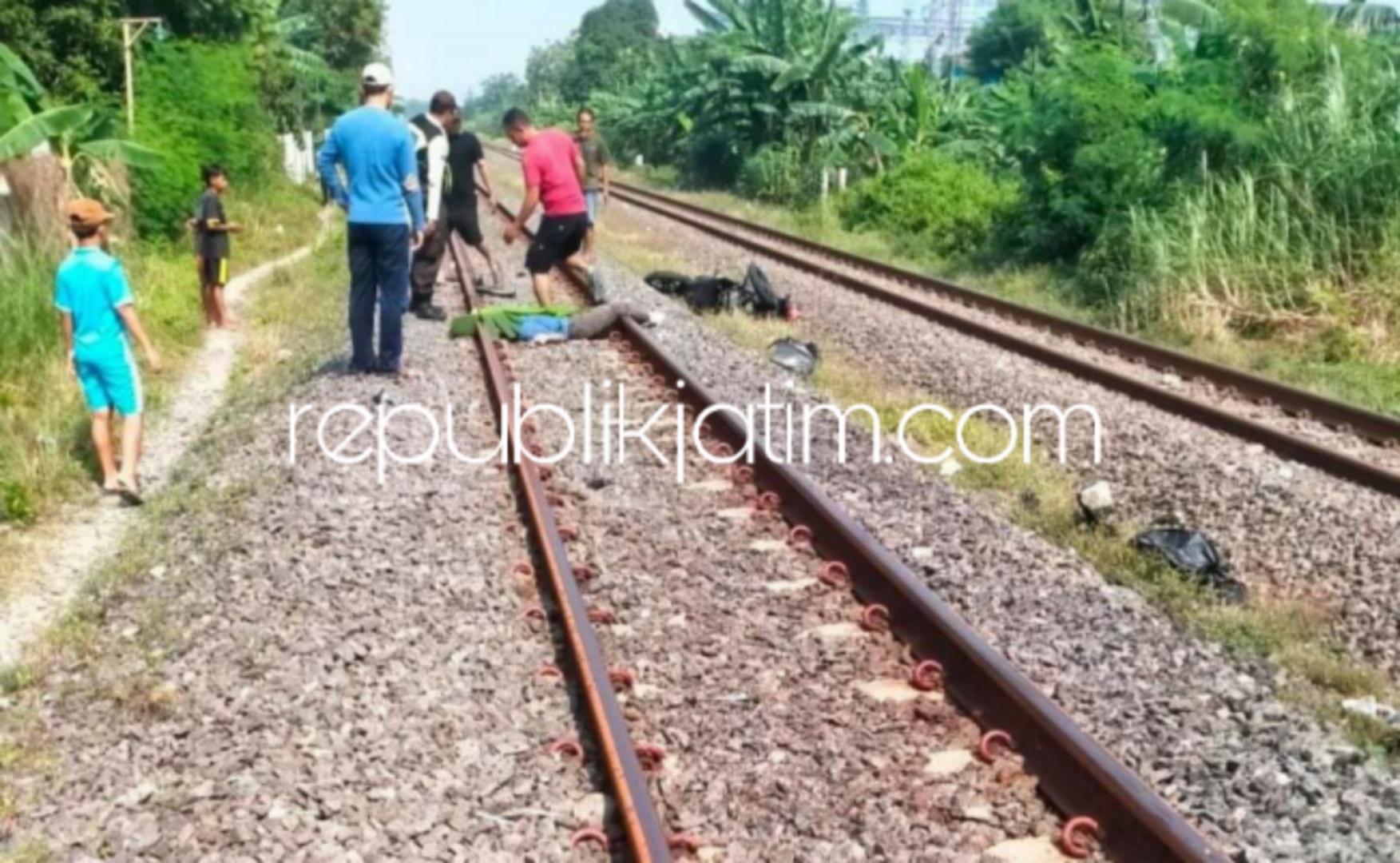 EVAKUASI - Sejumlah petugas berupaya mengevakuasi korban tertabrak Kereta Api (KA) Argo Semeru jurusan Surabaya - Jakarta di Perlintasan KA Dusun Patoman, Desa Keboharan, Kecamatan Krian, Sidoarjo, Minggu (21/07/2024).