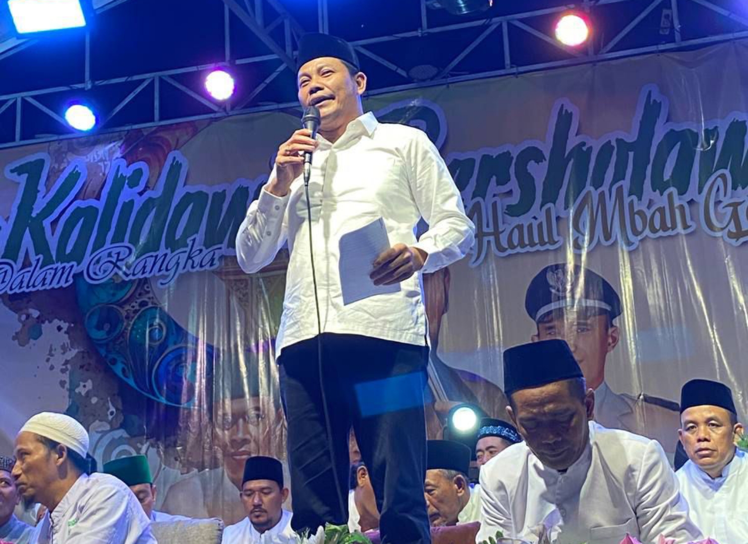 SHALAWATAN - Plt Bupati Sidoarjo, Subandi menghadiri acara haul Mbah Sifat ke 459 di Masjid Al Abror, Desa Kalidawir, Kecamatan Tanggulangin, Sidoarjo yang diisi shalawatan dan doa bersama, Sabtu (20/07/2024) malam.