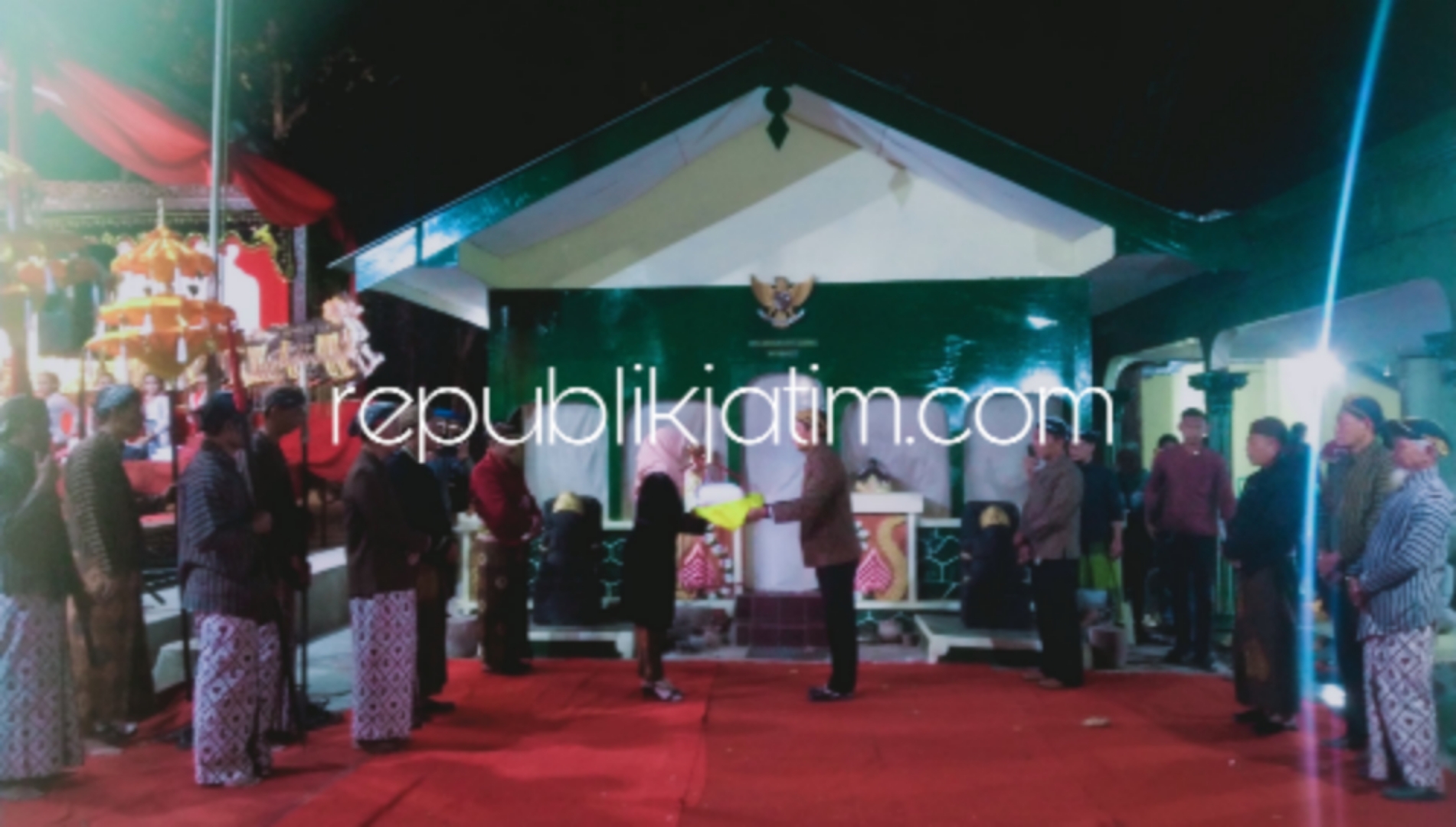 SOSIALISASI - Satpol PP Pemkab Ngawi mengelar Wayang Kulit Ganti Langse Palenggahan Agung Srigati di kawasan Alas Ketonggo Srigati, Desa Babadan, Kecamatan Paron, Kabupaten Ngawi dalam rangka sosialisasi peredaran rokok ilegal, Sabtu (20/07/2024) malam.