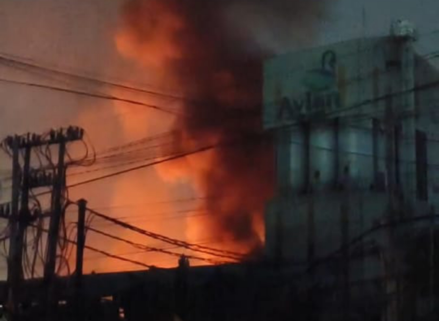TERBAKAR - Gudang thinner PT Avia Avian yang ada di JL Raya Buduran, Sidoarjo terbakar, Kamis (25/07/2024) malam.