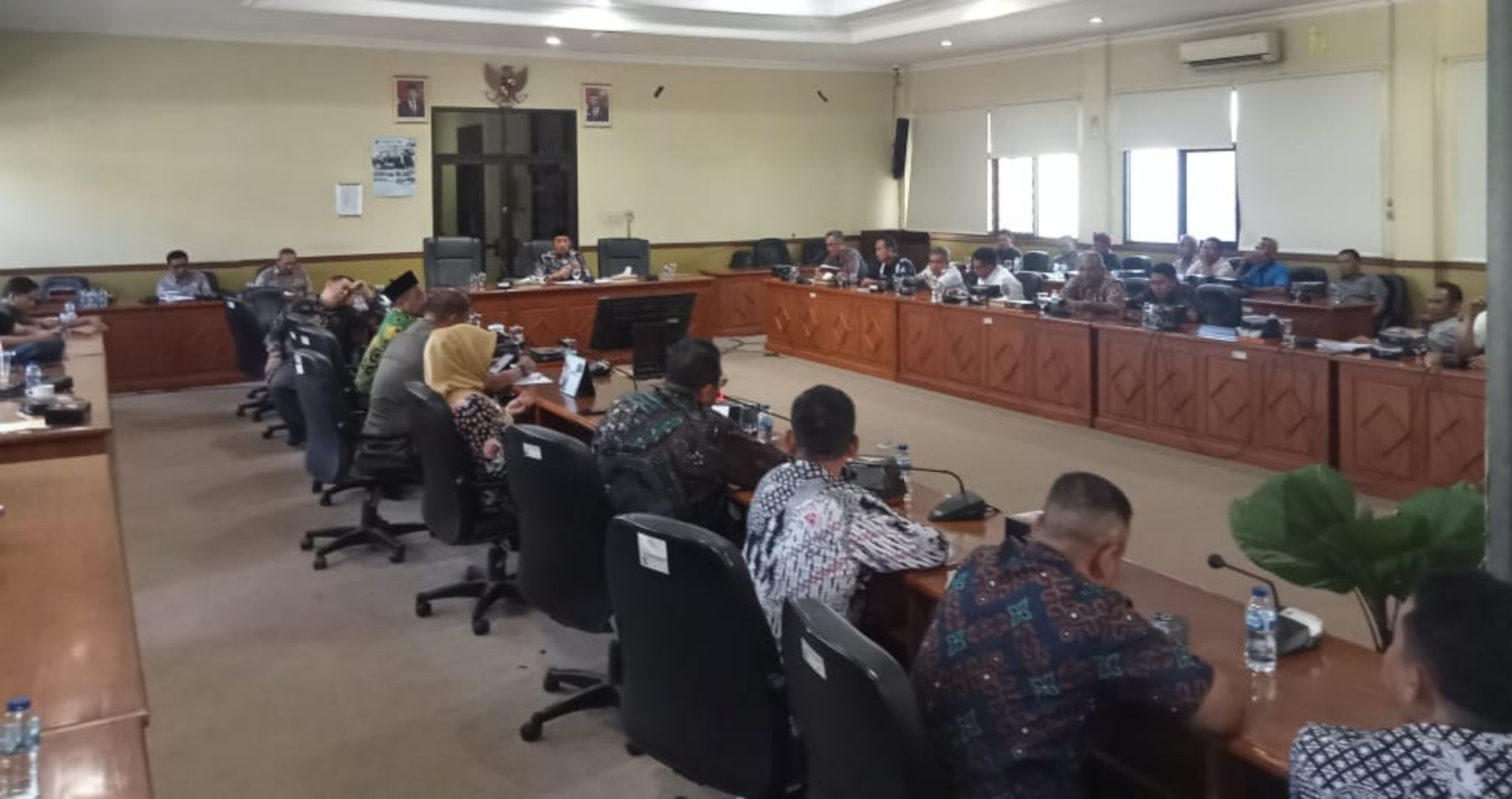 DIBUKA - Perwakilan warga Desa Sawotratap, Kecamatan Gedangan Sidoarjo mendesak Komisi A DPRD Sidoarjo mendorong PT KAI Daop VIII membuka kembali perlintasan KA Sebidang di bawah Flyover Juanda yang dinilai mengganggu perekomian warga, Kamis (08/08/2024).