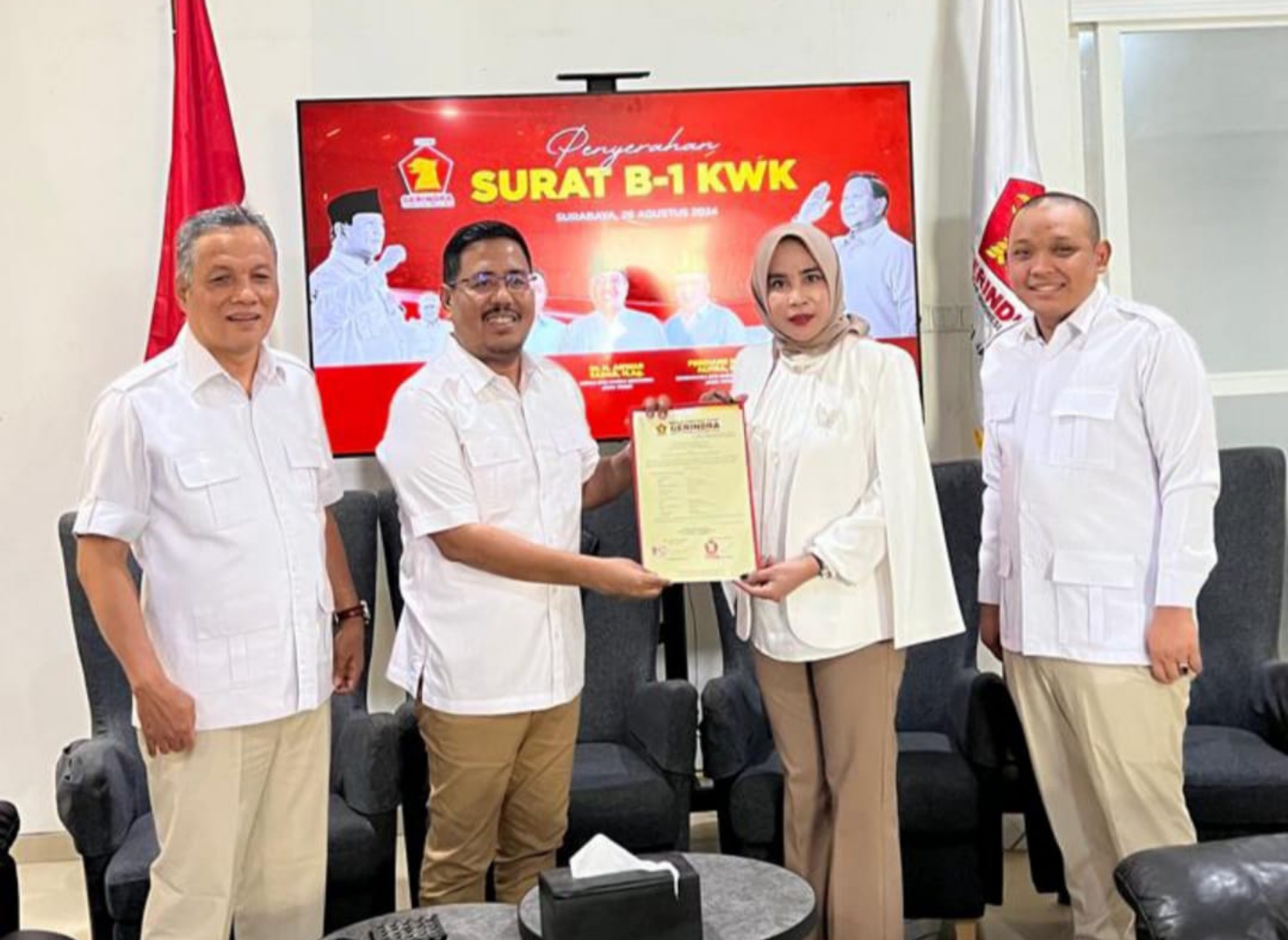 REKOMENDASI - Ketua DPD Partai Gerindra Jatim, Anwar Sadad memberikan rekomendasi Pasangan Subandi - Mimik Idayana sebagai Calon Kepala Daerah Kabupaten Sidoarjo, Selasa (27/08/2024).
