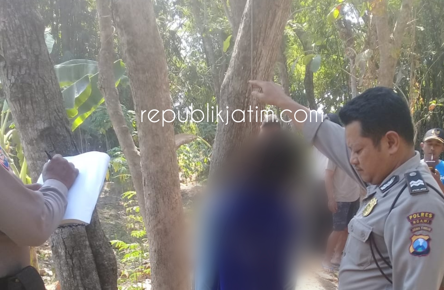 Petugas Polsek Padas Ngawi melakukan olah TKP gantung diri di Dsn/Ds.Tungkulrejo Ngawi.