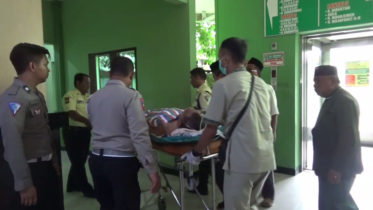 Gus Aab saat akan dirujuk ke RSUD Soetomo Surabaya untuk perawatan lebih lanjut pasca kecelakaan di tol Ngawi KM 549-B