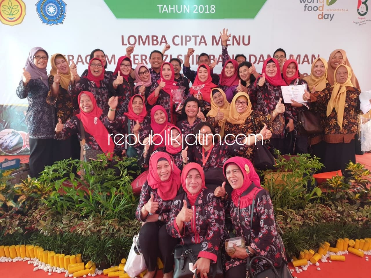 Tim PKK Sidoarjo mewakili Propinsi Jatim di Tingkat Nasional Lomba Cipta Menu Beragam Bergizi Seimbang, Aman dan Sehat (B2SAS) dalam Rangka Hari Pangan Sedunia ke-XXXVIII di Banjarmasin, Kalsel juara umum nasional, Rabu (17/10/2018).