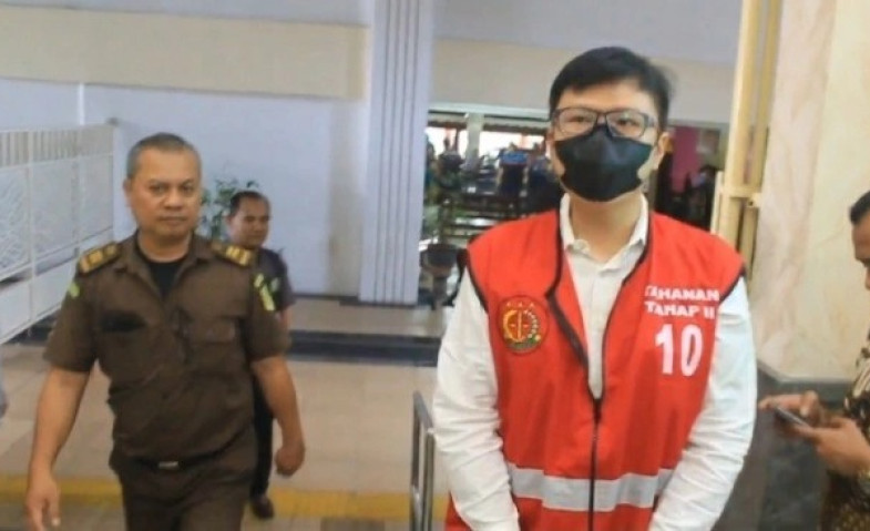 BEBAS - Usai diputus bebas oleh Pengadilan Negeri Surabaya, Gregorius Ronald Tannur (GRT) langsung dibebaskan pada malam harinya dan dikeluarkan dari Rutan Surabaya di Medaeng, Kecamatan Waru, Sidoarjo Rabu (24/07/2024) malam.