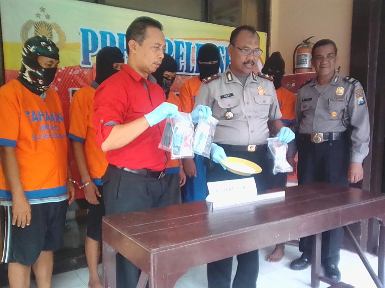 KOMPLOTAN - Lima komplotan pencurian biji plastik diringkus petugas Polsek Buduran beserta barang buktinya, Selasa (14/11/2017).