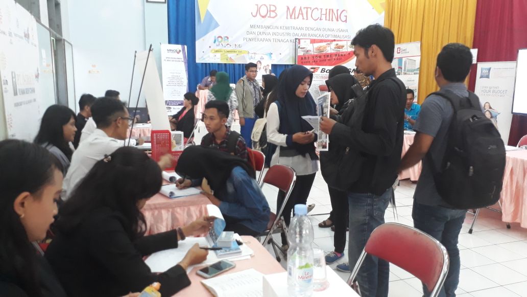 JOB MACHING - Sebanyak 4.318 alumnus SMK berebut lowongan pekerjaan yang disediakan 50 perusahaan di SMK Negeri 1 Buduran, Sidoarjo, Rabu (15/11/2017).
