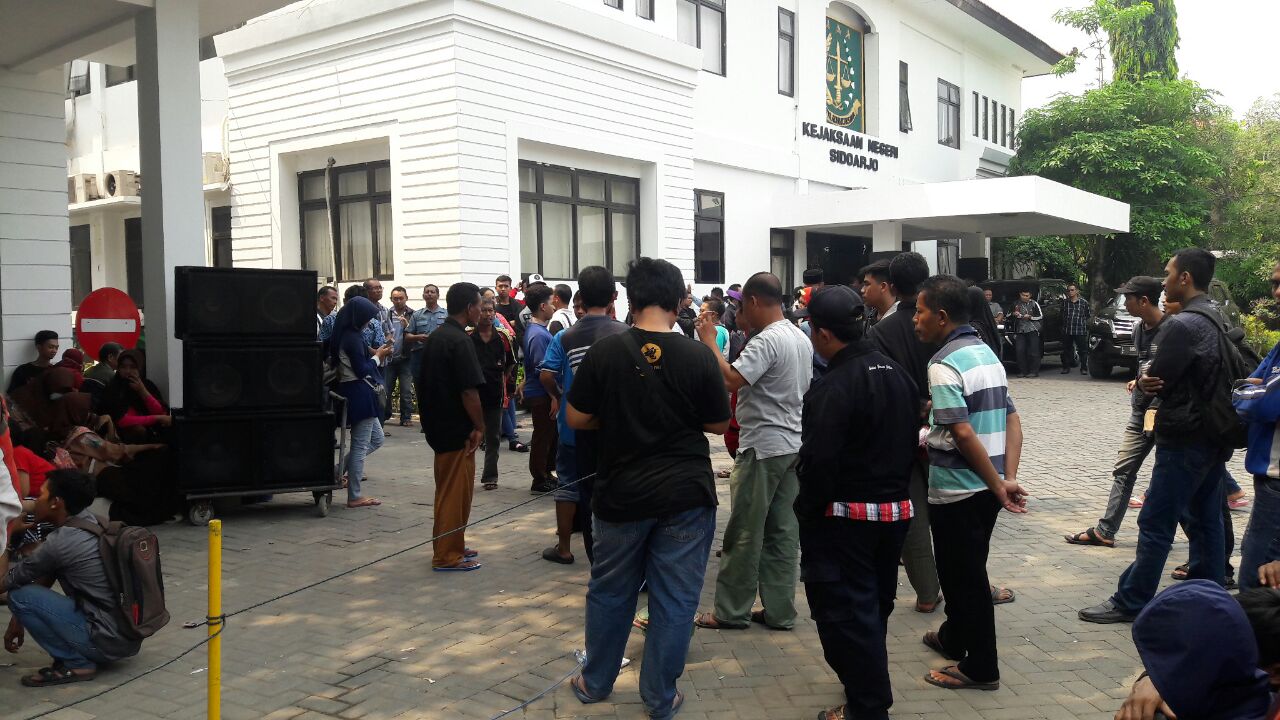 MEMBLUDAK - Antrean ribuan warga yang mengambil barang bukti tilang membludak dampak Operasi Zebra yang digelar mulai tanggal 1 sampai 14 Nopember kemarin, Jumat (17/11/2017).