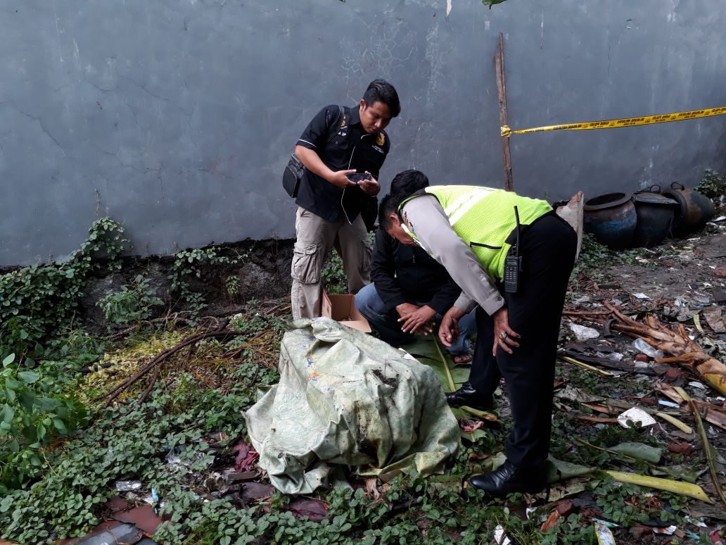DITEMUKAN - Sesosok bayi laki-laki ditemukan warga di lahan kosong JL H Syukur RT 24, RW 11, Dusun Bono, Desa Sedati Gede, Kecamatan Sedati, Kabupaten Sidoarjo, Sabtu (18/11/2017).