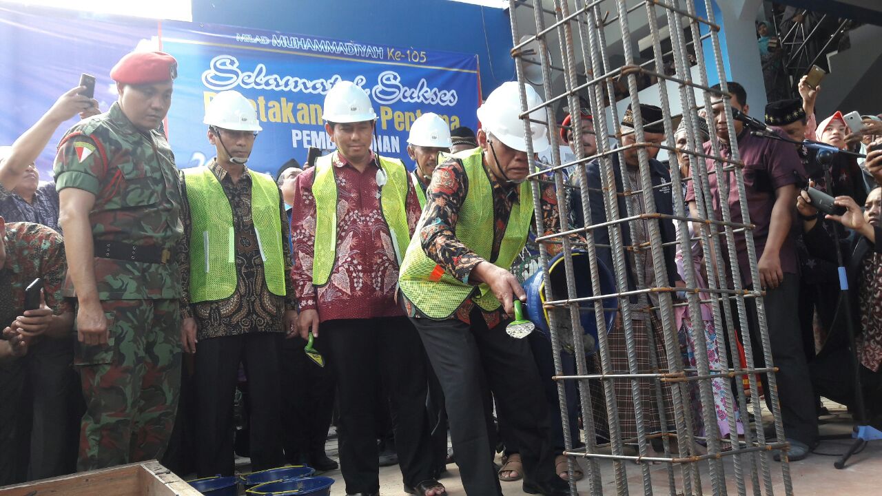BATU PERTAMA - Ketua Umum PP Muhammadiyah, Haedar Nashir meletakkan batu pertama dalam pembangunan dan perluasan Masjid An Nur yang menelan anggaran Rp 30 miliar, Minggu (19/11/2017).