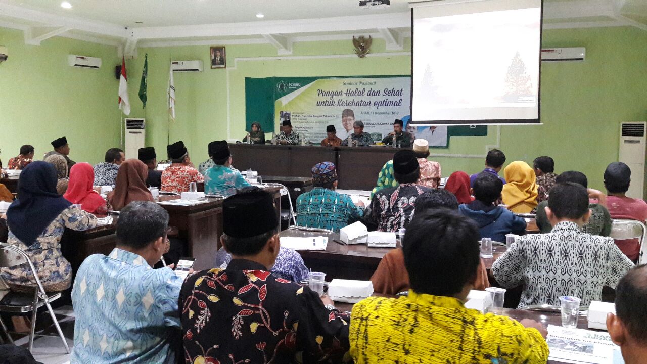SEMINAR NASIONAL - Bidang Kesehatan dan Lingkungan, Ikatan Sarjana Nahdlatul Ulama (ISNU) Sidoarjo menggelar Seminar Nasional bertajuk Pangan Halal dan Sehat untuk Kesehatan Optimal di aula LP Ma’arif NU Sidoarjo diikuti 100 peserta terdiri dari 70 persen