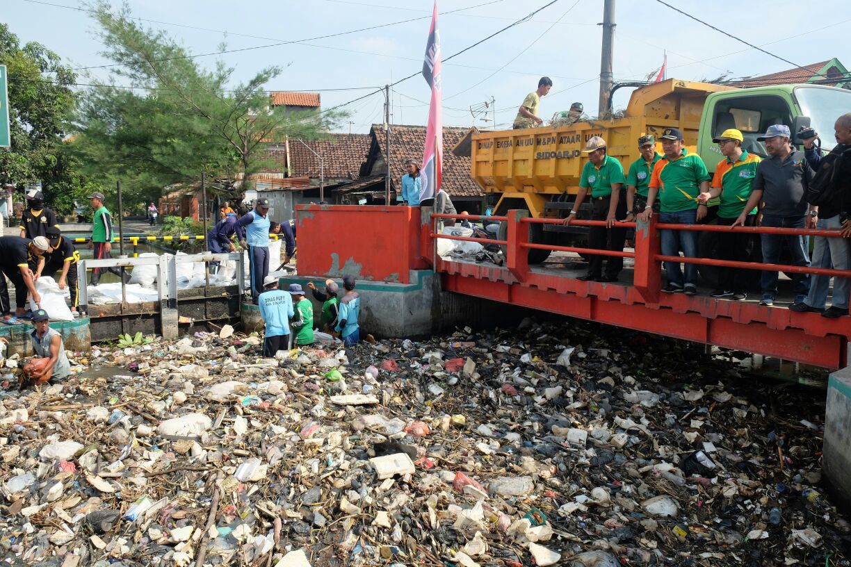 BERSIHKAN SUNGAI - Bupati Sidoarjo, Saiful Ilah mencanangkan bersih-bersih sungai dan tidak membuang sampah di Sungai, Sabtu (18/11/2017).
