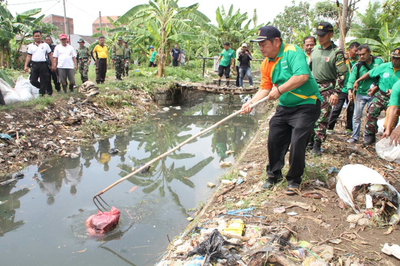 LIBATKAN WARGA - Bupati Sidoarjo, Saiful Ilah bersihkan sampah di Sungai Desa Cemandi, Kecamatan Sedati melibatkan warga sekitar, Minggu (19/11/2017).