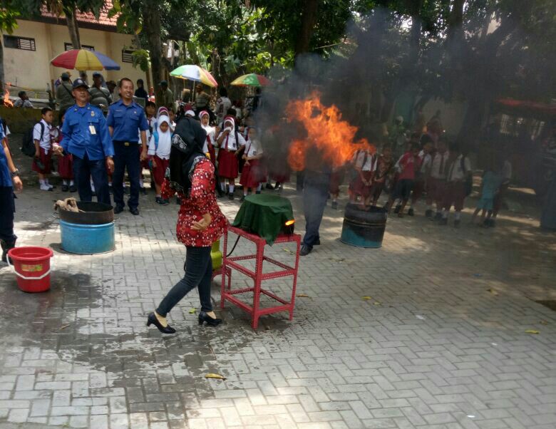 BENCANA - Para peserta usai menerima pemaparan penanggulangan bencana kebakaran mempraktekkan tata cara pencegahan dan penanganan bencana kebakaran di Desa/Kecamatan Krembung, Kabupaten Sidoarjo, Senin (20/11/2017).