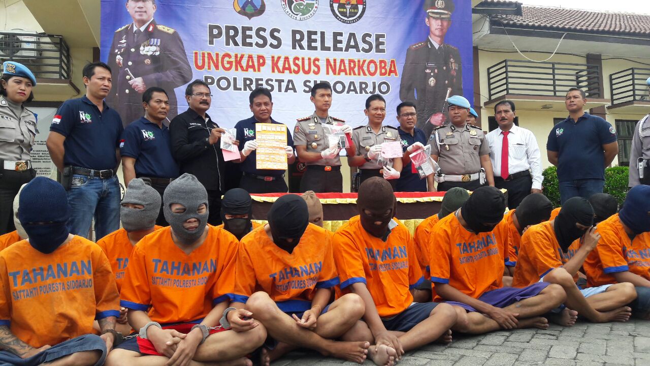 DIKELER - Sebanyak 18 tersangka pengedar narkoba jenis sabu-sabu diringkus Satuan Reskoba, Polresta Sidoarjo bersama barang bukti 105,48 gram dikeler di Polresta Sidoarjo, Selasa (21/11/2017).
