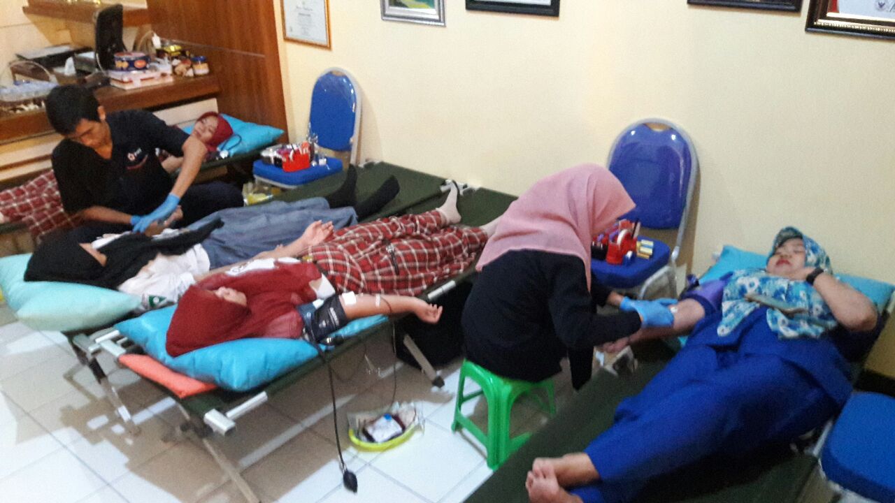 DONOR DARAH - Ratusan siswa, siswi dan guru SMK Antartika 2 Sidoarjo mengikuti donor darah yang digelar pengurus Palang Merah Remaja (PMR), Selasa (21/11/2017).