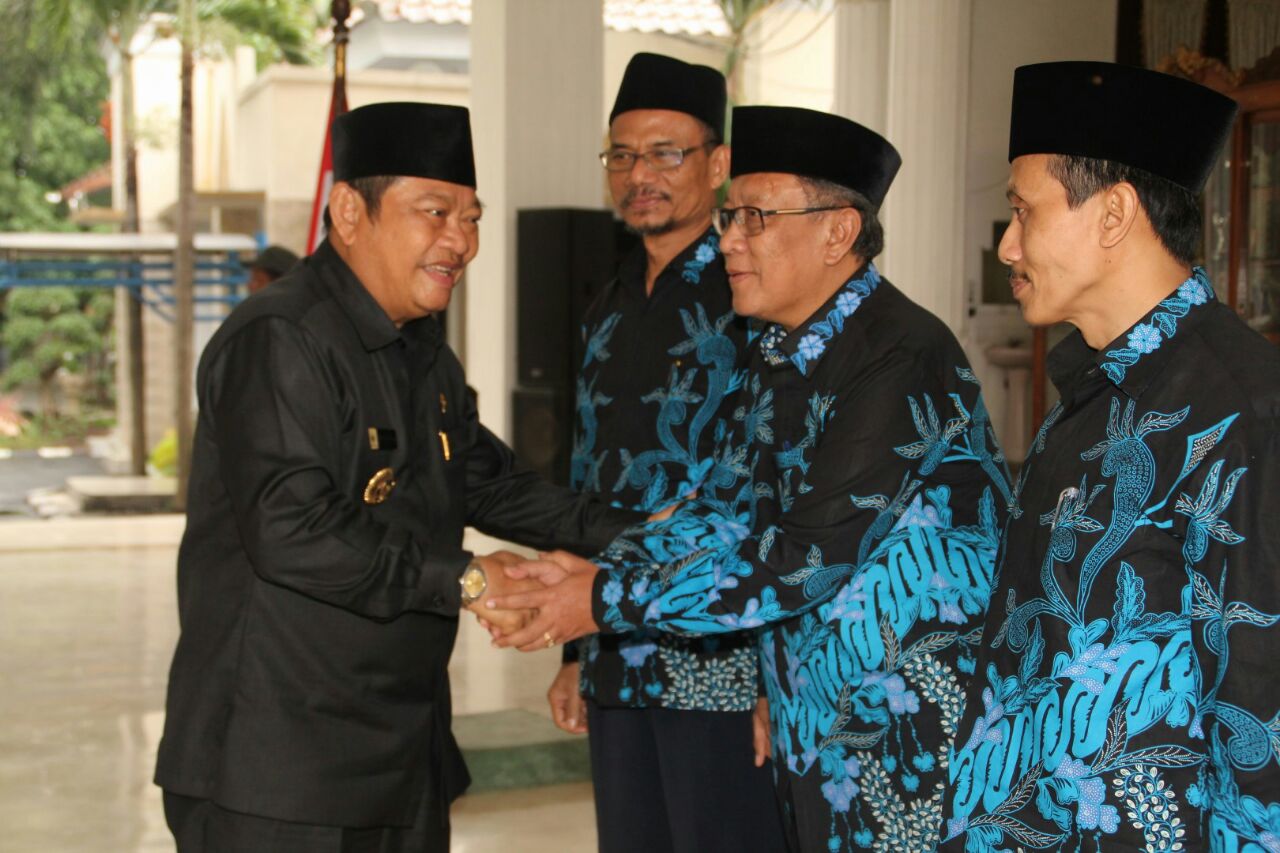 UCAPAN - Bupati Sidoarjo, Saiful Ilah memberikan ucapan selamat kepada para BAZ yang baru dilantik kemarin.