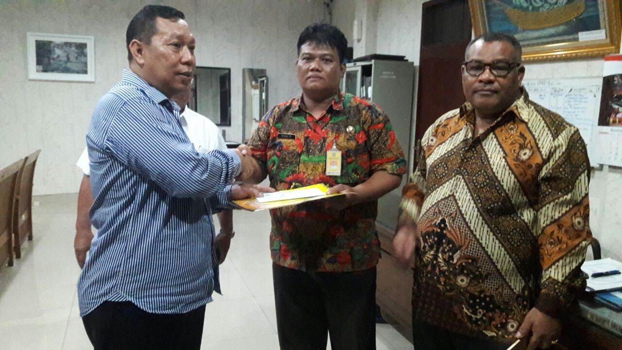 TANYAKAN PAW - Ketua DPD Golkar Kabupaten Sidoarjo, Warih Andono mendampingi, Sylvester Ratu Lodo untuk mempertanyakan proses Pergantian Antar Waktu (PAW) yang tak kunjung diproses pimpinan DPRD Sidoarjo dengan mengirim surat somasi ketiga, Selasa (21/11/