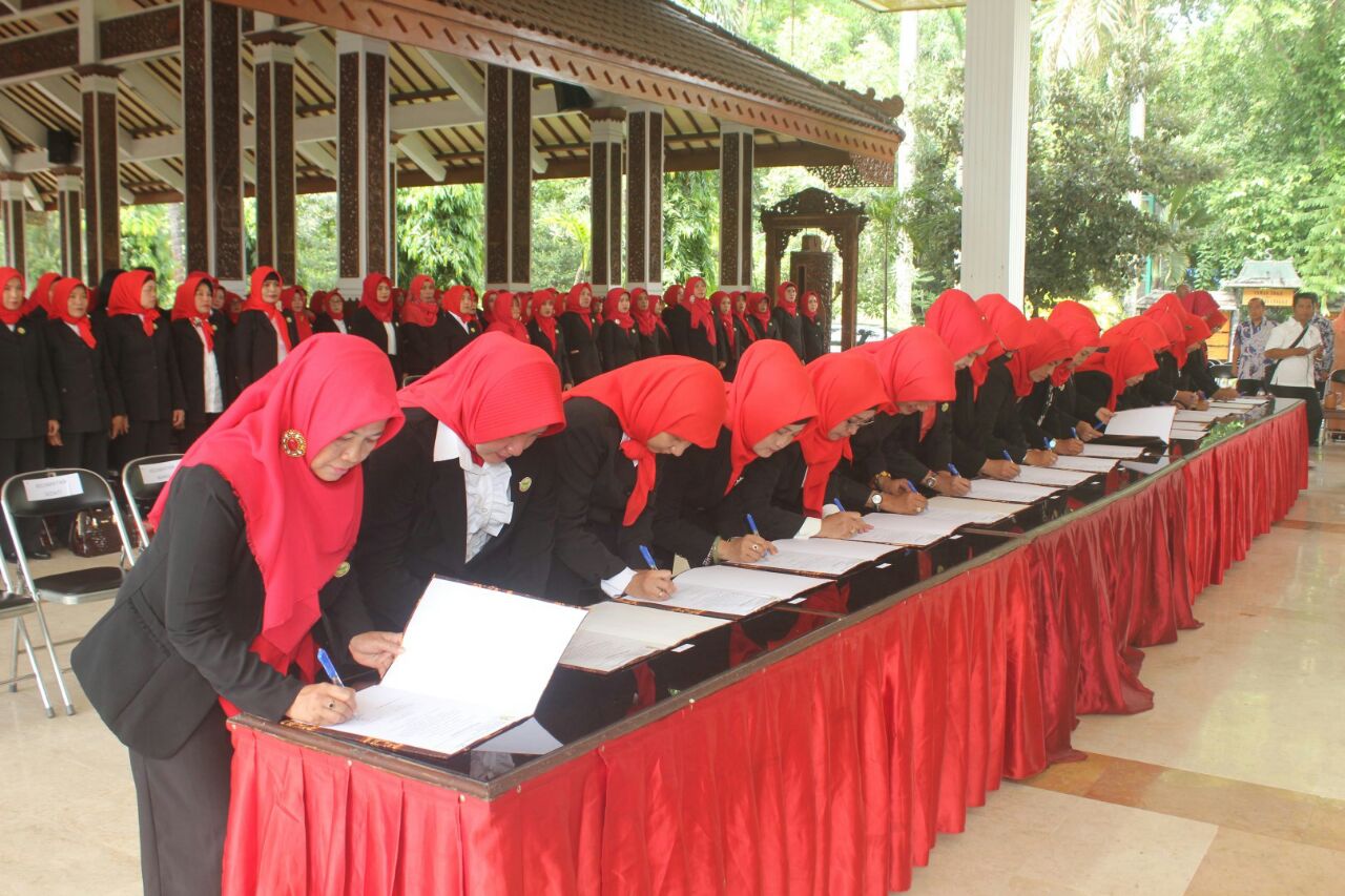 DIBENTUK - Sebanyak 18 istri Camat yang ada di Kabupaten Sidoarjo dilantik dalam pembentukan Perwosi Kecamatan di Pendopo Delta Wibawa, Selasa (21/11/2017).