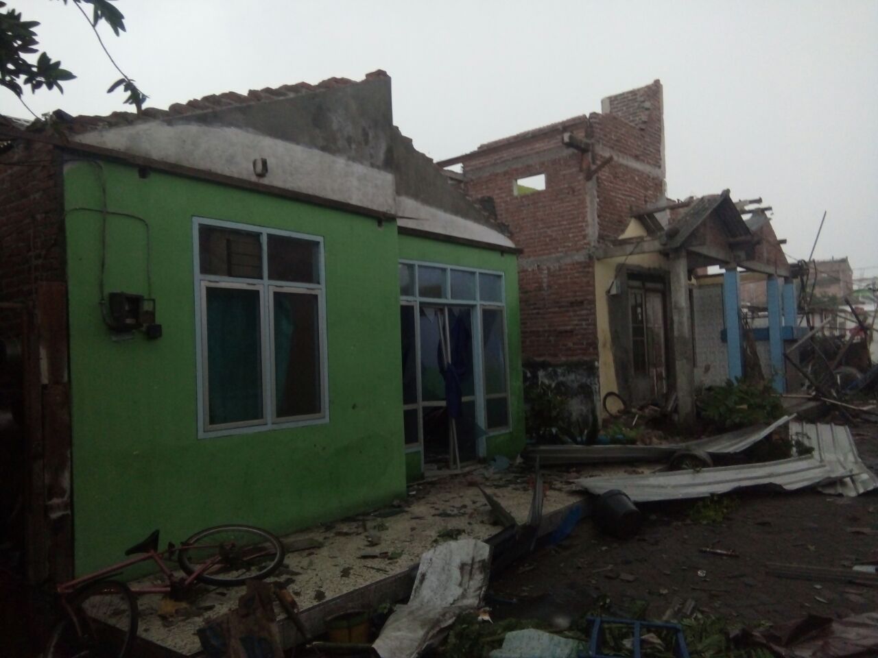 HANCUR - Ratusan rumah warga asal Desa Tambaksawah dan Tambakrejo, Kecamatan Waru serta di Desa Kalanganyar, Kecamatan Sedati hancur diterjang puting beliung, Rabu (22/11/2017) petang.