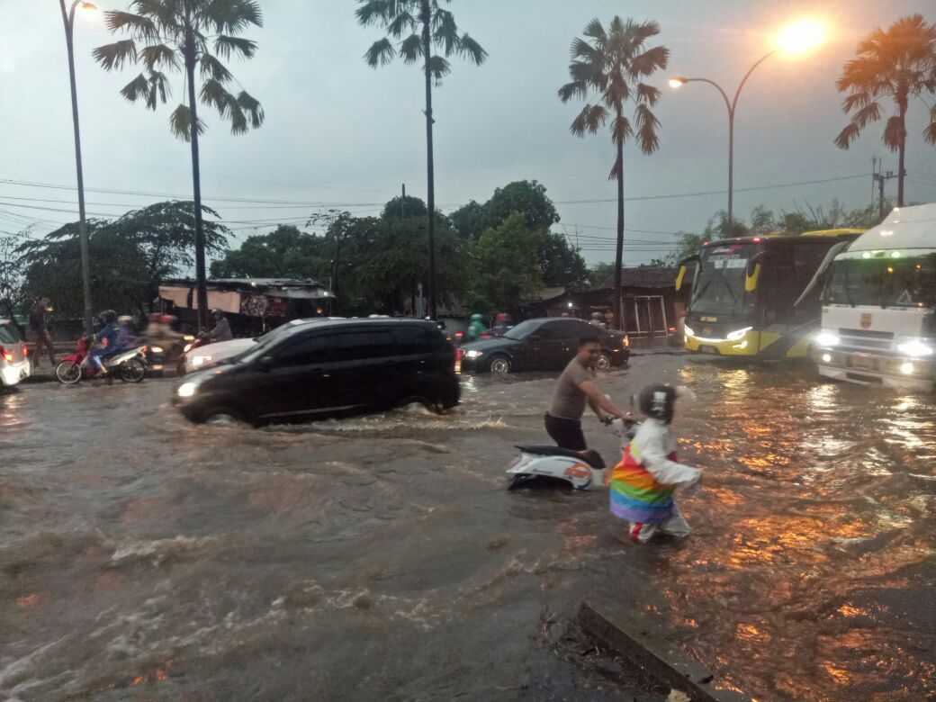 republikjatim/rizky MELUAP - Akibat meluapan Sungai Welang, banjir merendam pemukiman warga Kampung Karangasem, Kelurahan Karangketung, Kota Pasuruan serta luapan Sungai Rejoso dan Petung merendam ribuan rumah di sepanjang aliran kedua sungai itu, Rabu